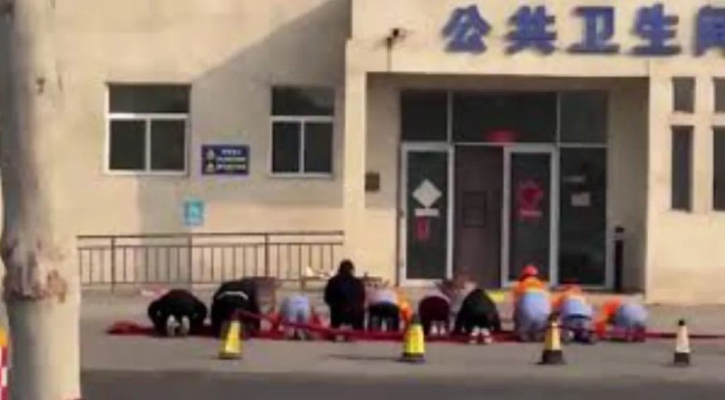 » 7、 东营市环卫公司要求员工祭拜公厕：安全教育2月27日，网友发布的一段环卫工对着公厕跪拜的视频引发争议，山东东营市东营区油城环卫公司工作人员回应，因为他们管辖区域安全隐患大，为了提醒员工时刻把安全记心里