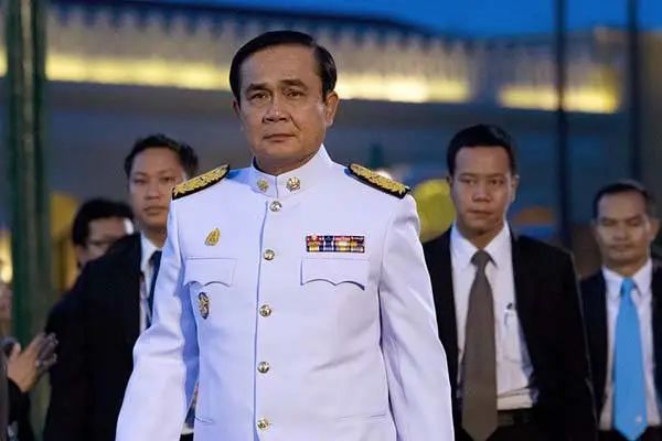 15. 被暂停泰国总理职务的巴育社交媒体发文：将继续担任防长巴育当地时间25日晚些时候在社交媒体推特上发文称，“我将继续为民众和国家履行我作为国防部长的职责和责任”