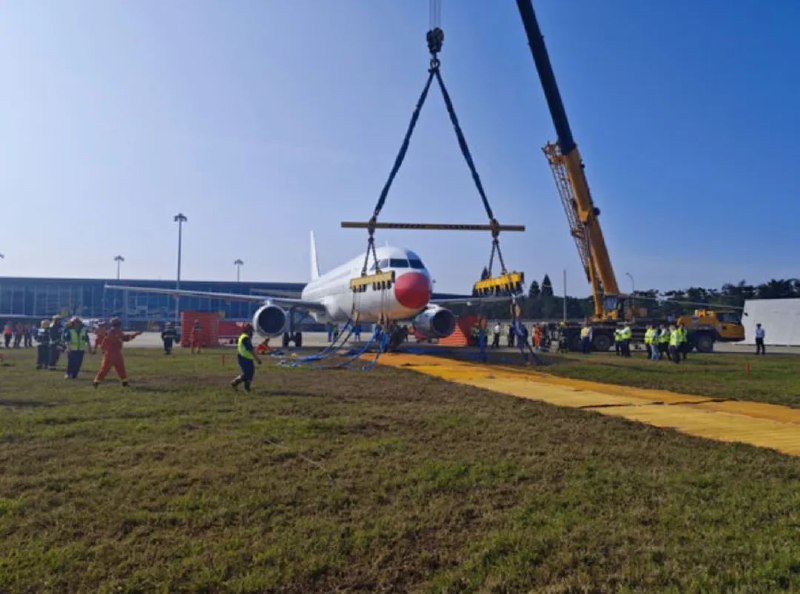 » 6、福州机场开展残损航空器搬移实战演练4月10日，福州机场实施了一场全方位、高仿真、具实战意义的残损航空器搬移应急演练