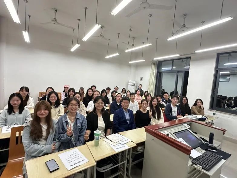 » 1、 四川外国语大学开设第一个不丹宗卡语课程10月22日，中国第一个宗卡语课程在四川外国语大学正式开课