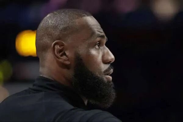 » 14、NBA球星詹姆斯在人民日报撰文 more…中国朋友们的热情友善让我深受感动，我能做的，就是在每一场比赛中全力以赴，向大家表示感谢不久之后，我将开启职业生涯第二十三个美职篮（NBA）赛季