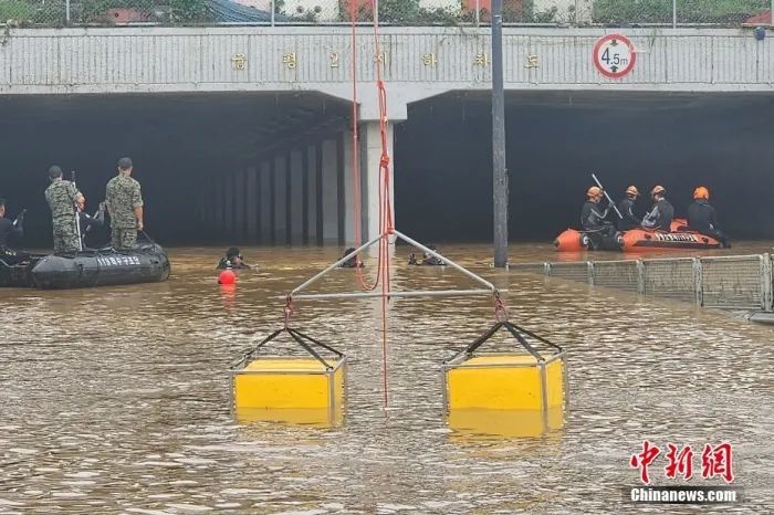 » 13. 韩国暴雨已致40死34伤 尹锡悦访欧回国当天召开应对会议韩国中央灾难安全对策本部17日消息称，截至当天上午，本轮强降雨已造成40人死亡、9人失踪、34人受伤