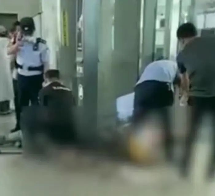 » 12、山西临汾一男子高铁站持刀捅伤两人，一名伤者为凶手之妻6月30日13时50分，侯马西站候车室发生一起持水果刀伤人案件，犯罪嫌疑人朱某某（男，42 岁）持水果刀将连某某（女，34 岁，朱某某之妻）、曹某某（男，35 岁） 二人捅伤，犯罪嫌疑人朱某某被民警当场控制，伤者被及时送医救治，正在抢救中