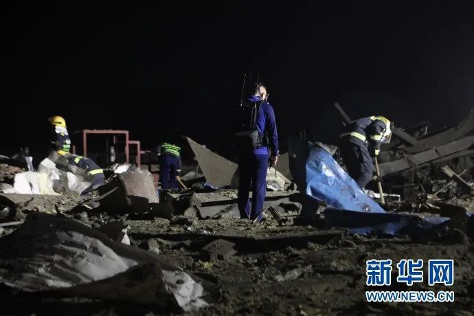 15. 兰州新区一企业发生爆炸 已致8人受伤6人失联6月16日18时58分，位于甘肃省兰州市的兰州新区秦川精细化工园区一企业发生爆炸，事故已造成8人受伤6人失联