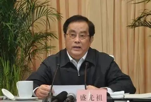 » 6. 盛光祖被开除党籍：靠海关吃海关,靠铁路吃铁路经查，盛光祖理想信念丧失，政治意识淡漠，对抗组织审查，热衷迷信活动；违反中央八项规定精神，违规接受宴请、旅游等活动安排，收受可能影响公正执行公务的礼品；在干部选拔任用工作中为他人谋取利益；对亲属失管失教，纵容、默许亲属倚仗其职务影响谋取私利；将公权力当作攫取私利的工具，“靠海关吃海关”“靠铁路吃铁路”，用人腐败和用权腐败交织，利用职务便利为他人在企业经营、项目承揽等方面谋利，并非法收受巨额财物