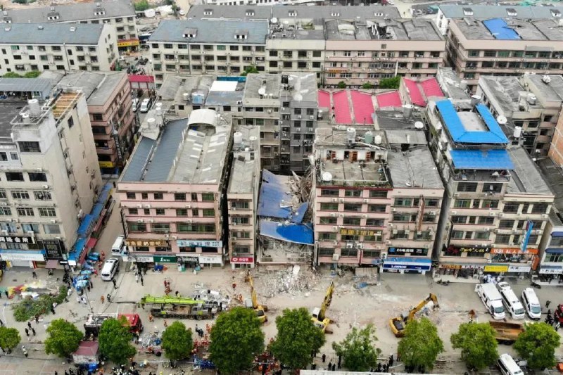 3. 长沙自建房倒塌事故失联人员大部分为学生5月1日下午，长沙市望城区居民自建房倒塌事故现场，一名受困人员在被困51小时之后，成功获救