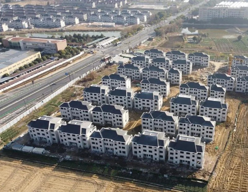 » 3、杭州农民178户众筹1.2亿建别墅1月11日，“杭州村民众筹1.2亿造大别墅”相关话题登上热搜，杭州市临平区运河街道博陆村178户村民参与了众筹造别墅，有26户近日已经分到房子