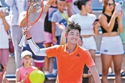 13. 吴易昺赢得中国大陆在大满贯公开赛第一次男球员胜利北京时间8月30日凌晨，两位中国选手站在了美网正赛的赛场之上
