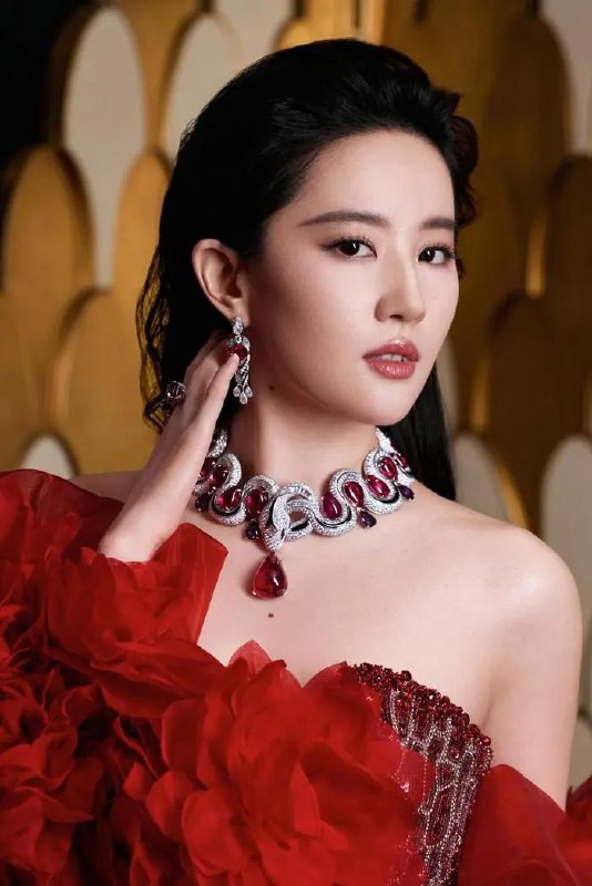 » 7. 刘亦菲从金鹰奖投票名单中消失此前，在第三十二届中国电视金鹰奖第一轮女主角网络投票名单中，演员刘亦菲凭借电视剧《去有风的地方》《梦华录》两部作品入围