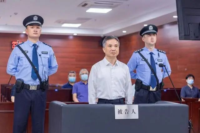 » 6. 杭州市委原书记周江勇一审被判处死缓 受贿1.82亿7月25日，安徽省滁州市中级人民法院公开宣判浙江省委原常委、杭州市委原书记周江勇受贿一案，对被告人周江勇以受贿罪判处死刑，缓期二年执行，剥夺政治权利终身，并处没收个人全部财产；对周江勇受贿犯罪所得及孳息依法予以追缴，上缴国库
