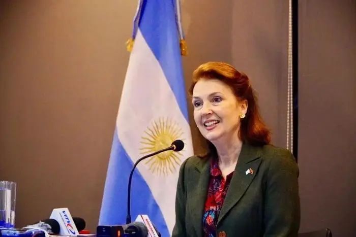 » 10. 阿根廷外交部长在联合国投票支持解除古巴制裁  被总统解除职务10月30日，阿根廷总统米莱因该国外长蒙迪诺在联合国大会投票支持解除美国对古巴封锁，解除其外长职务