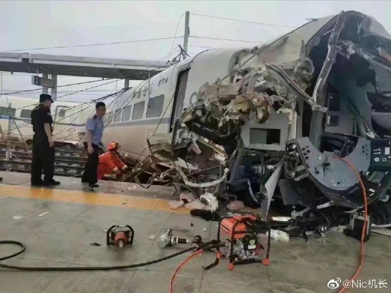 2. 一列动车在贵州榕江站遇泥石流脱轨 司机死亡8人受伤6月4日上午，由贵州开往广州的动车D2809在贵州境内的榕江站遇泥石流脱轨