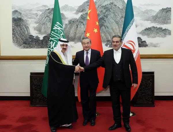 » 3. 沙特、伊朗在北京谈定复交三国宣布，沙特和伊朗达成一份协议，包括同意恢复双方外交关系，在至多两个月内重开双方使馆和代表机构；强调尊重各国主权，不干涉别国内政；双方同意两国外长举行会晤，启动上述工作，安排互派大使，并探讨加强双边关系