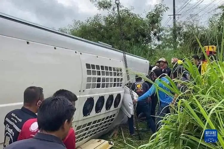 » 13、泰国载24名中国游客巴士侧翻，2人留院治疗、其余游客已出院7月9日下午，一辆载有24名中国游客的旅游大巴在从罗勇府前往芭提雅途中因道路湿滑发生侧翻事故，受伤乘客被紧急送往当地医院救治
