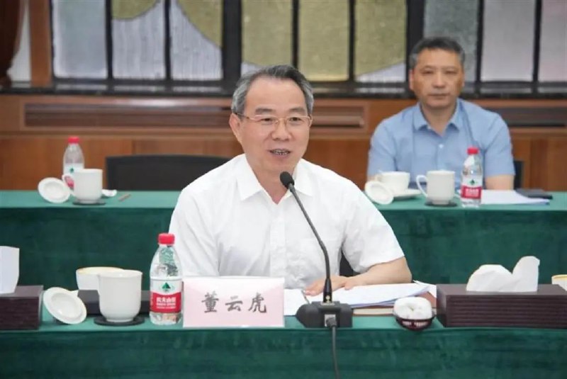 » 4、政协委员私相授受 上海市人大常委会原主任董云虎被双开董云虎丧失理想信念，背离初心使命，违背党中央关于人民政协工作的部署要求，将政协委员资格等私相授受，在政治上造成不良影响，对党不忠诚不老实，对抗组织审查，搞迷信活动；无视中央八项规定精神，违规收受礼品礼金，大肆接受可能影响公正执行公务的宴请；违反组织原则，在组织函询时不如实说明问题，违规为他人职务晋升提供帮助；廉洁底线失守，长期占有公物，由他人支付应由其个人支付的费用，搞权色交易；干预和插手司法活动；贪婪无度，把公权力当作谋取私利的工具，大搞权钱交易，利用职务便利为他人在融资贷款、土地出让、企业经营等方面谋利，并非法收受巨额财物