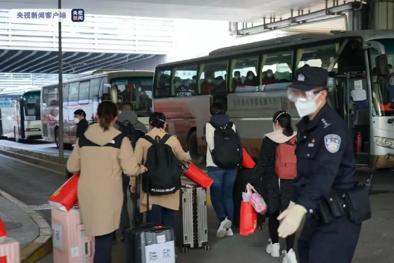 5. 各地援助上海的医疗队陆续抵达，约6000人4月3日15:42，1500余名天津援沪医疗队成员乘坐G267次专列抵达上海虹桥站