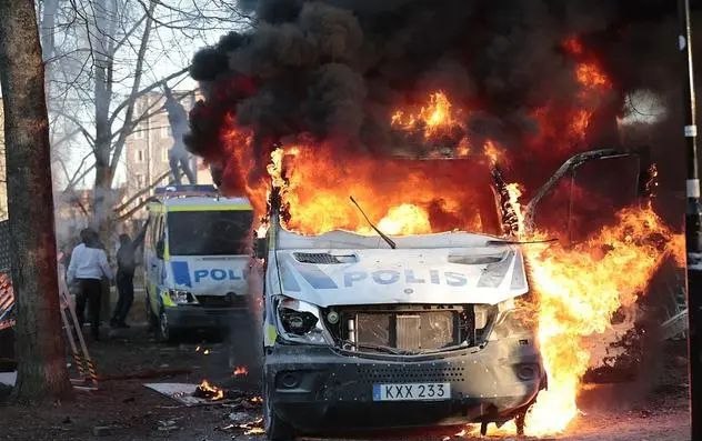 13. 瑞典极右翼政党威胁焚烧《古兰经》，引发骚乱进入第四天当地时间4月17日，瑞典一些城市的骚乱进入第四天，三人遭警方子弹波及受伤