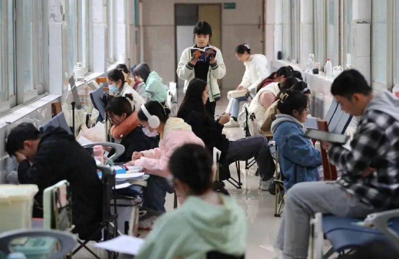 » 1. 大学图书馆借阅量断崖式下降，只有十年前的1/10到1/3据各高校图书馆统计，近年来特别是近3年，纸质书借阅数据呈断崖式下降趋势，部分学校降至最高峰时的一半甚至1/3
