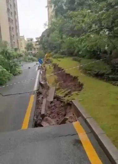 » 4、重庆一小区道路突然沉降露出地基，官方：初步评估不影响建筑6月5日11时许，重庆万州区锦绣江南小区地基突然沉降，多位居民听到断裂声并看到裸露的地基