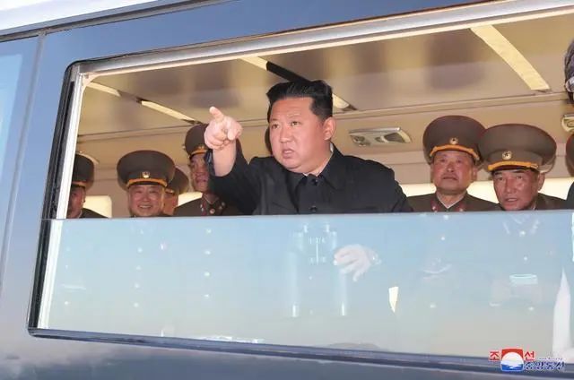 9. 朝鲜宣布试射新型战术制导武器 金正恩参观试射17日报道，朝鲜劳动党总书记金正恩观摩新型战术制导武器试射，试射活动取得圆满成功