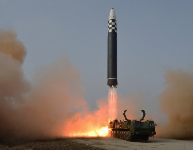 11. 朝鲜官宣试射新型洲际弹道导弹“火星炮-17” 金正恩指导发射在朝鲜劳动党总书记、朝鲜民主主义人民共和国国务委员长、朝鲜民主主义人民共和国武装力量最高司令官金正恩同志的亲自指导下，主体111（2022）年3月24日成功进行了朝鲜民主主义人民共和国战略武装力量的“火星炮－17”型洲际弹道导弹试射