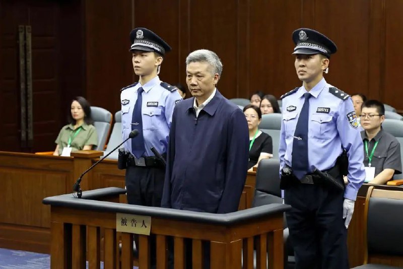 » 2. 贵阳市委书记李再勇受贿4.32亿死缓：检举他人立功8月13日，重庆市第五中级人民法院公开宣判贵州省政协原党组成员、副主席李再勇受贿、滥用职权一案，对被告人李再勇以受贿罪判处死刑，缓期二年执行，剥夺政治权利终身，并处没收个人全部财产；以滥用职权罪判处有期徒刑七年，决定执行死刑，缓期二年执行，剥夺政治权利终身，并处没收个人全部财产；对李再勇受贿犯罪所得财物及其孳息依法予以追缴，上缴国库，不足部分，继续追缴