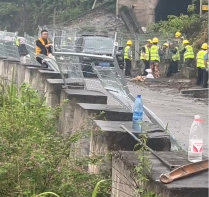 » 12 、黑龙江 4 月脱轨致 1 人死亡调查结果公布，多人被处理4月17日15时45分，由星火乡站开往嫩江站的30816次货物列车运行至嫩黑线星火乡站至依克特站间139公里950米处，机后1至27位车辆脱轨并造成1名路外人员死亡，构成铁路交通较大事故