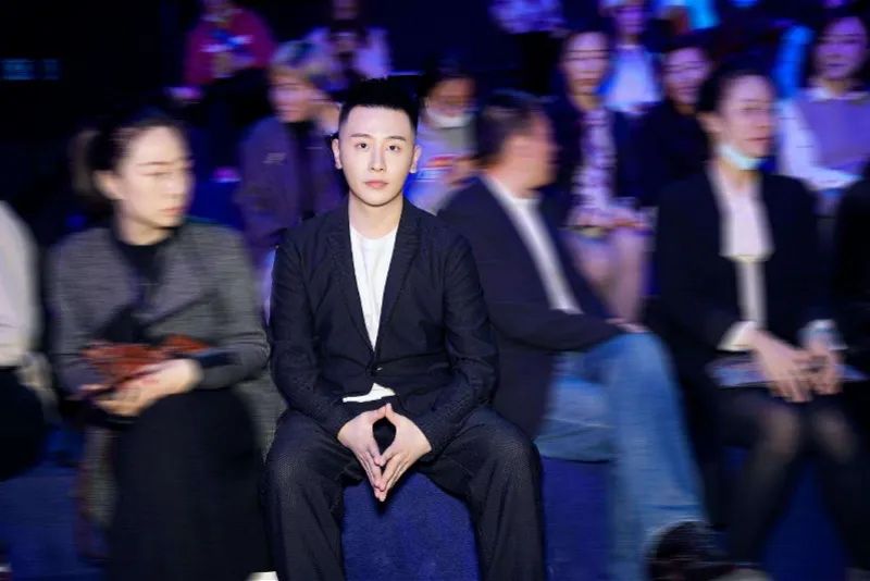 17. 被罚1.08亿元的徐国豪是陌陌主播，逃税期间一周收入超百万经查，徐国豪在2019年至2020年期间，取得直播打赏收入，未依法办理纳税申报少缴个人所得税1755.57万元，通过虚构业务转换收入性质等方式虚假申报偷逃个人所得税1914.19万元，少缴其他税费218.96万元