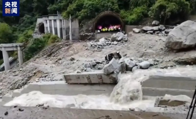 » 5、雅康高速泥石流波及山下村庄 14人未生还8月3日夜间，局地发生的山洪泥石流造成四川省康定市姑咱镇日地村部分房屋被冲毁，其中2人遇难，12人失联