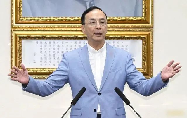 » 9. 台湾国民党“黄复兴”党部完成改组  成为退伍军人工作委员会国民党主席朱立伦31日在“中国国民党退伍军人工作委员会成立大会”中致辞时强调，“黄复兴”是大家共同的代号，会永续下去