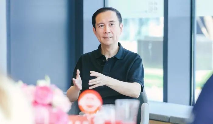 1. 经历国家指导、整改一年多 阿里董事长张勇在《中国网信》发署名文章近日，中央网信办旗下杂志《中国网信》刊发阿里巴巴董事会主席兼首席执行官张勇署名文章