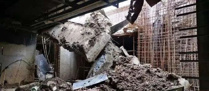 15. 天津地铁坍塌事故“4死1伤”被谎报为1伤，7人被追刑责2021年10月12日天津地铁4号线南段的一处在建工程发生坍塌致4人死亡的事故调查报告