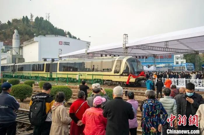 » 13. 中国首列齿轨列车在四川资阳正式下线11月24日下午，我国首列齿轨列车(电客车)在四川省资阳市成功下线，这是国内首创、拥有完全自主知识产权的新制式车辆，填补了中国在齿轨列车领域空白
