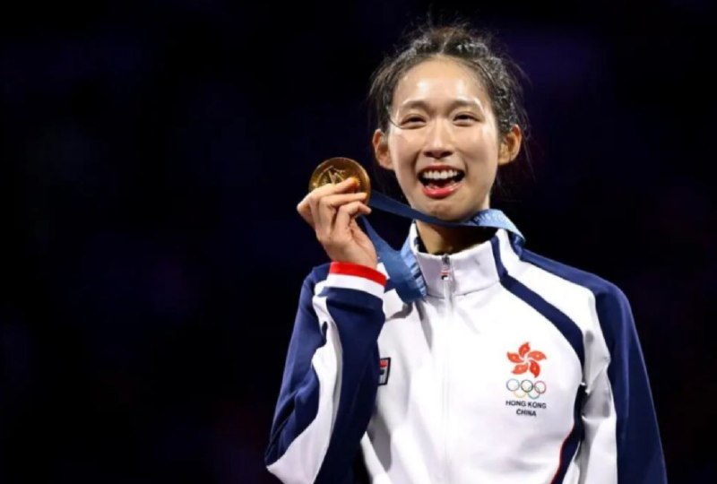 » 6、香港立法会议员、奥运冠军江旻憓已放弃加拿大护照“香港商报”微信公众号消息，香港立法会议员、奥运冠军江旻憓，去年11月参选立法会议员时承诺申请放弃加拿大护照