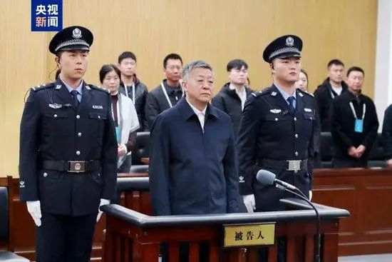 » 3. 国家体育总局副局长杜兆才判刑十四年2024年12月13日，湖北省武汉市中级人民法院对国家体育总局原党组成员、副局长，中国足球协会原党委书记、副主席杜兆才受贿案一审公开宣判，对被告人杜兆才以受贿罪判处有期徒刑十四年，并处罚金人民币四百万元；对其犯罪所得财物及孳息依法予以追缴，上缴国库
