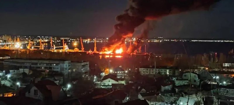 » 8. 乌克兰再次轰炸克里米港口 封锁跨海大桥» 乌克兰称击毁俄军登陆舰，俄方：舰艇受损据路透社报道，乌克兰空军当地时间12月26日表示，乌军在对克里米亚地区的袭击中摧毁了俄军“新切尔卡斯克”号登陆舰