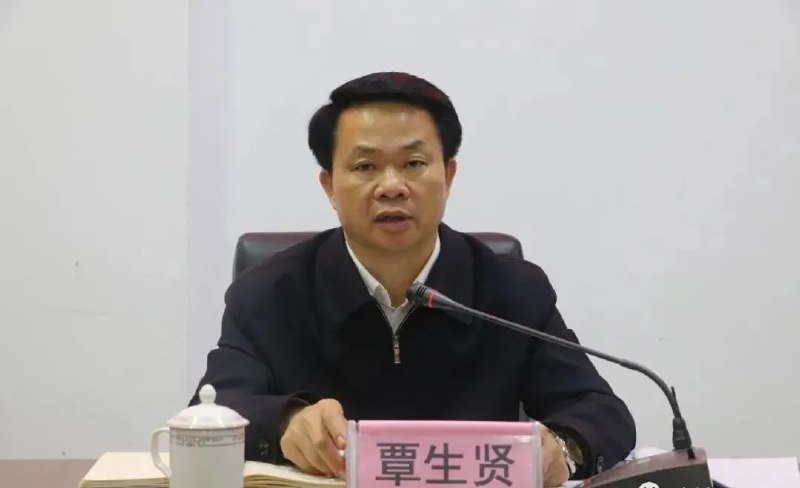 14. 广西一官员试图通过“魇镇”等巫蛊之术，诅咒办案人员及相关领导经查，覃生贤丧失理想信念，背离初心使命，……伪造隐匿证据并与他人串供，转移赃款赃物，处心积虑对抗组织审查；不信马列信鬼神，长期热衷封建迷信活动，试图通过“魇镇”等巫蛊之术，诅咒办案人员及相关领导，祈求逢凶化吉逃避惩处；2016.05-2021.06 河池市金城江区委书记；2021.06-2021.11 河池市农业机械化服务中心党组书记、主任；2021.11-2022.02 河池市农业机械化服务中心干部