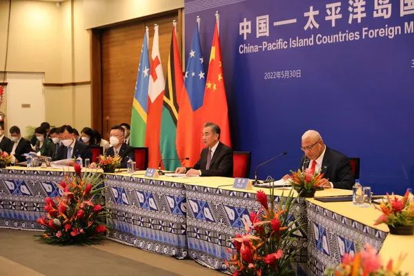 10. 中国同太平洋岛国召开第二次外长会 承诺打造六大平台5月30日，国务委员兼外长王毅同斐济总理兼外长在苏瓦共同主持第二次中国—太平洋岛国外长会