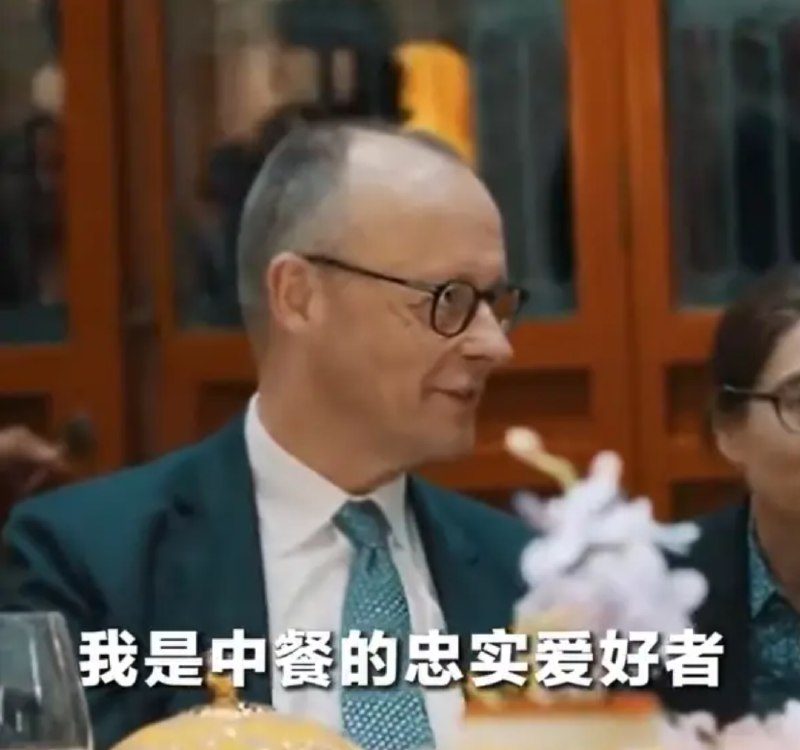 » 15、杭州用西湖醋鱼与东坡肉招待德国总理据央视新闻消息，26日，德国总理默茨乘机抵达浙江杭州，在杭州行程期间，德国代表团与10家中国企业进行交流，参与交流的中企来自人工智能、人形机器人、新能源汽车等行业