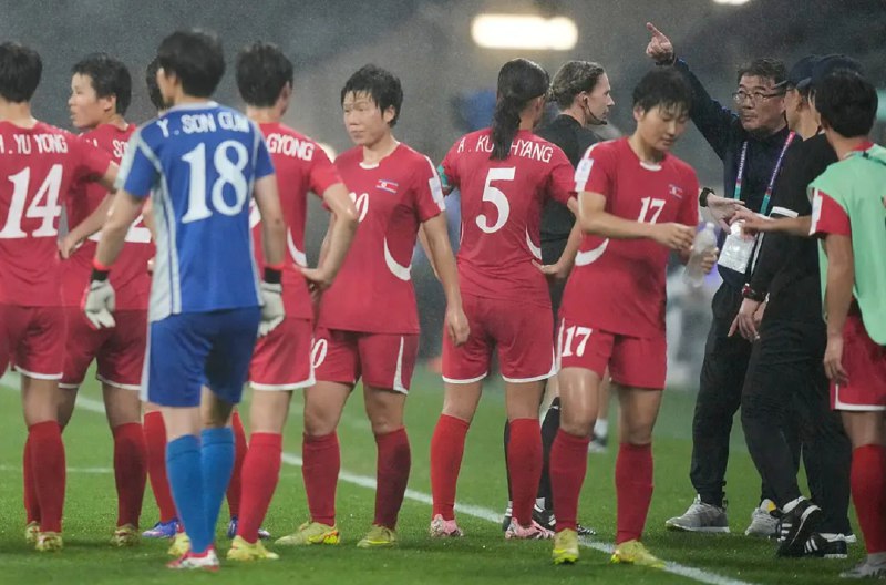 » 6、女足世界杯小组赛 朝鲜女足拒绝承认中国队进球 退出比赛北京时间3月9日消息，2026女足亚洲杯小组赛继续进行，在B组最后一轮争夺中，中国女足将迎战朝鲜女足