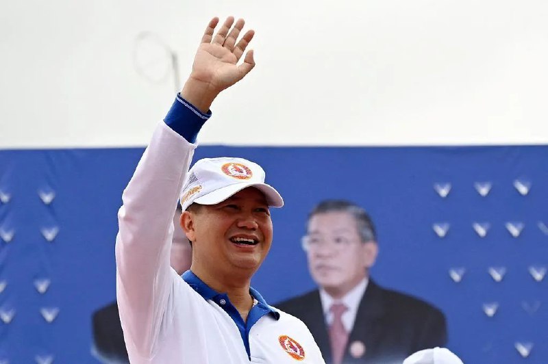 » 11. 柬埔寨国王任命洪玛奈为新首相洪玛奈现任柬埔寨人民党中央常委，柬埔寨王家军副总司令兼陆军司令