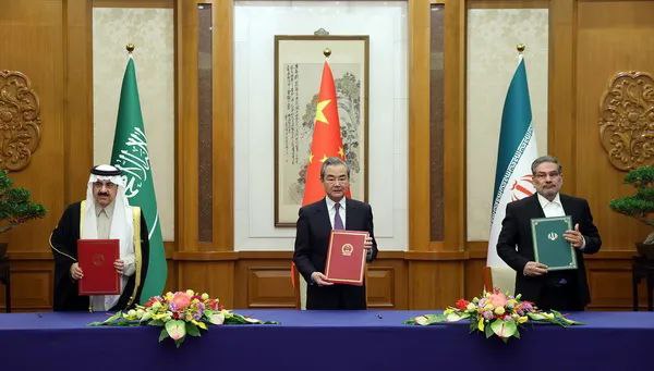 » 3. 沙特、伊朗在北京谈定复交三国宣布，沙特和伊朗达成一份协议，包括同意恢复双方外交关系，在至多两个月内重开双方使馆和代表机构；强调尊重各国主权，不干涉别国内政；双方同意两国外长举行会晤，启动上述工作，安排互派大使，并探讨加强双边关系