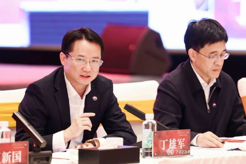 » 1. 茅台集团董事长丁雄军：做白酒的人是有科技含量的，这句话要大胆地讲4月3日，以“巩固提升原产地主产区优势 全力打造世界级白酒产业集群”为主题的2023贵州白酒企业发展圆桌会在贵州省仁怀市茅台镇拉开帷幕