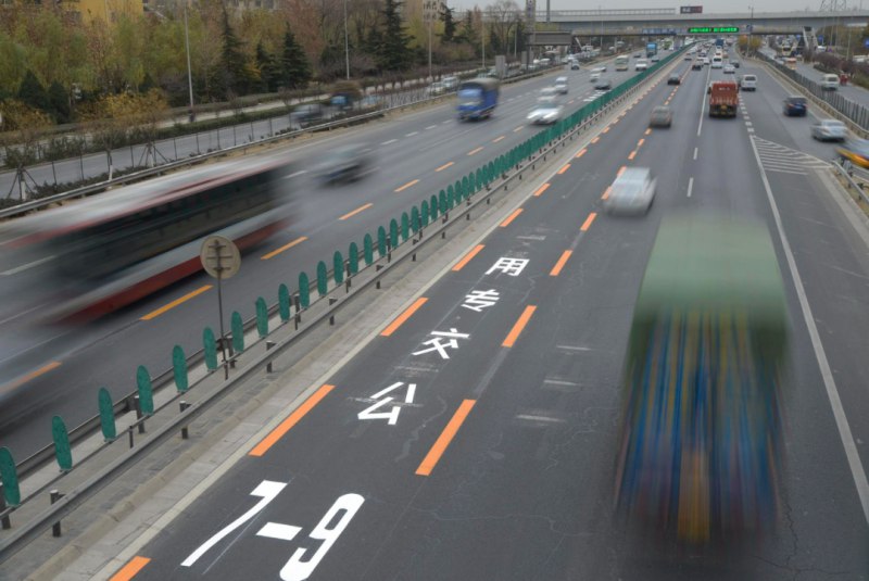 » 2. 北京取消二环公交专用道 三环路以外除个别道路仅在工作日启用8月24日，北京市交通委、市公安局公安交通管理局联合发布《关于继续优化调整公交专用车道通行管理的通告》：自2023年9月1日起，二环主路全线将取消公交专用道，三环路以外除个别道路，公交专用道均将调整为仅在工作日启用