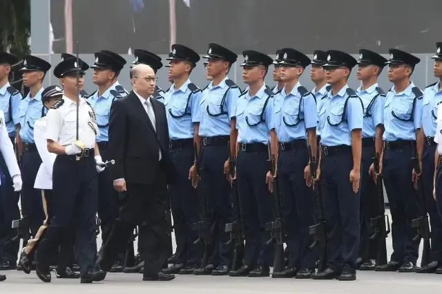 » 5. 香港警察学院举行结业会操，首次由中联办主任担任检阅官9月16日，香港警察学院举行结业会操，香港中联办主任郑雁雄将在典礼中检阅毕业的见习督察和学警