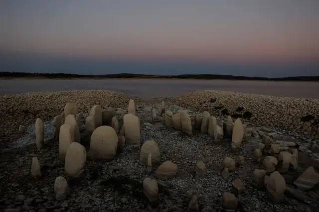 10. 西班牙遇历史性干旱 7000年前“巨石阵”重见天日据路透社8月19日报道，伴随着非洲气团自5月涌入伊比利亚半岛，西班牙全国气温开始经历有史以来最热的夏天，部分地区持续超过40°C