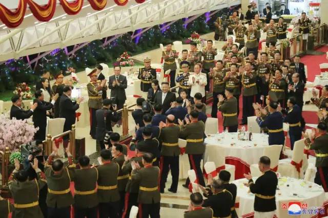 » 13、金正恩偕女儿访问朝鲜人民军将领宿舍，父女一同出席纪念宴会» 13、金正恩偕女儿访问朝鲜人民军将领宿舍，父女一同出席纪念宴会