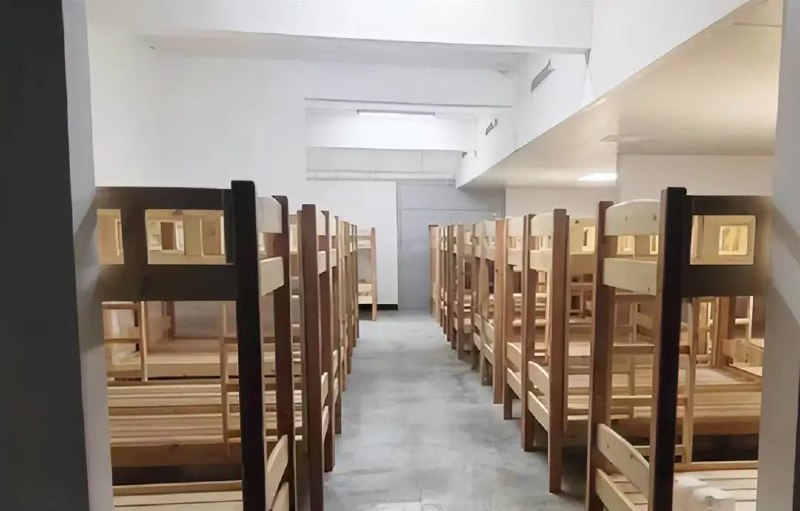 » 1. 河南汤阴县一中 116个女生一间宿舍8月27日，据封面新闻、观察者网报道，近日，网传河南安阳汤阴一中，一女生宿舍住了116人，引发质疑