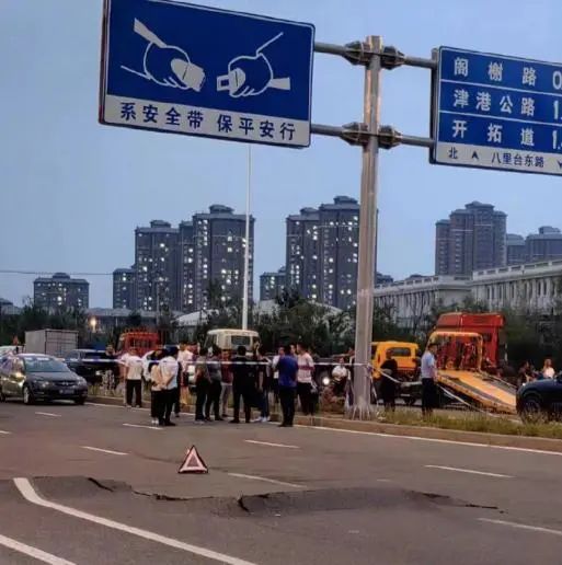 » 5. 天津一小区楼房开裂 地面起伏2900余居民转移5月31日晚，有受众反映，天津市津南区八里台镇碧桂园东门八里台路地面隆起开裂