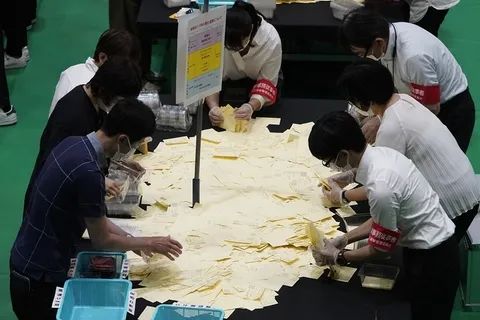 9. 日本自民党在参议院改选中压倒性大胜 选前突变或激化胜幅选举结果显示，原本在安倍遇刺事件发生前民调就相对看好的执政党自民党取得了压倒性胜利，单独获得改选部分的过半席位
